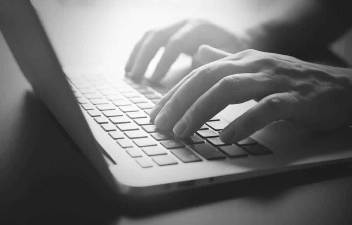 Person analyserar finansiella dokument vid skrivbord