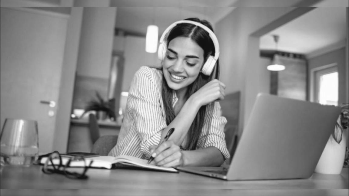 Kvinna studerar finansiellt material med fokuserad koncentration