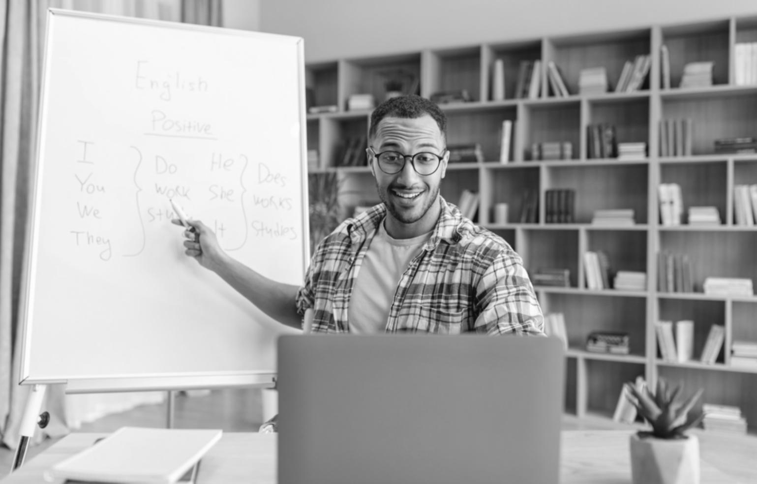 Person som analyserar ekonomiska data och mönster på laptop